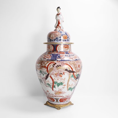 Lot 258 - A large Japanese Imari vase and cover