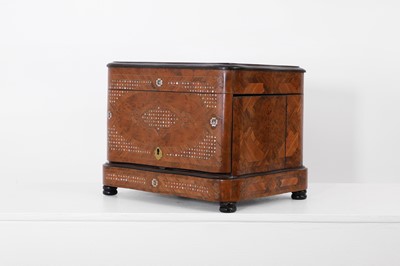 Lot 24 - A walnut liqueur box