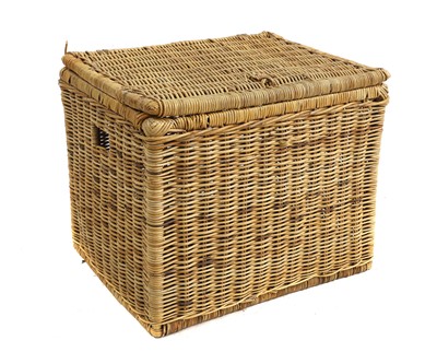 Lot 722 - A wicker basket