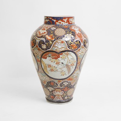 Lot 253 - A large Japanese Imari vase