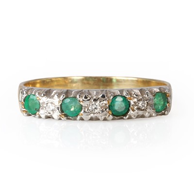 Lot 127 - A emerald and diamond seven stone ring