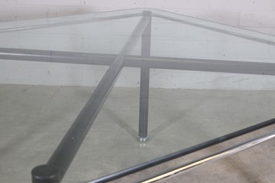 Lot 256 - A Memphis dining table