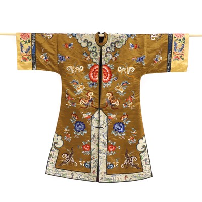 Lot 192 - A Chinese embroidered lady's robe