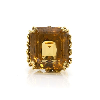 Lot 117 - A citrine single stone ring