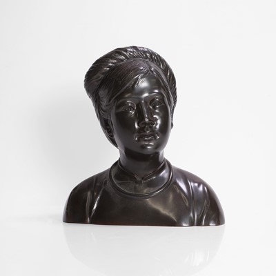 Lot 357 - A Chinese bronze bust