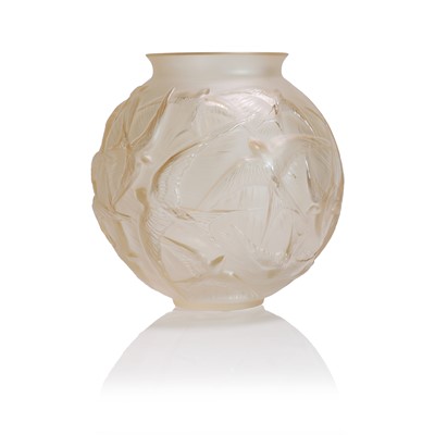 Lot 335 - A Lalique 'Hirondelles' glass vase