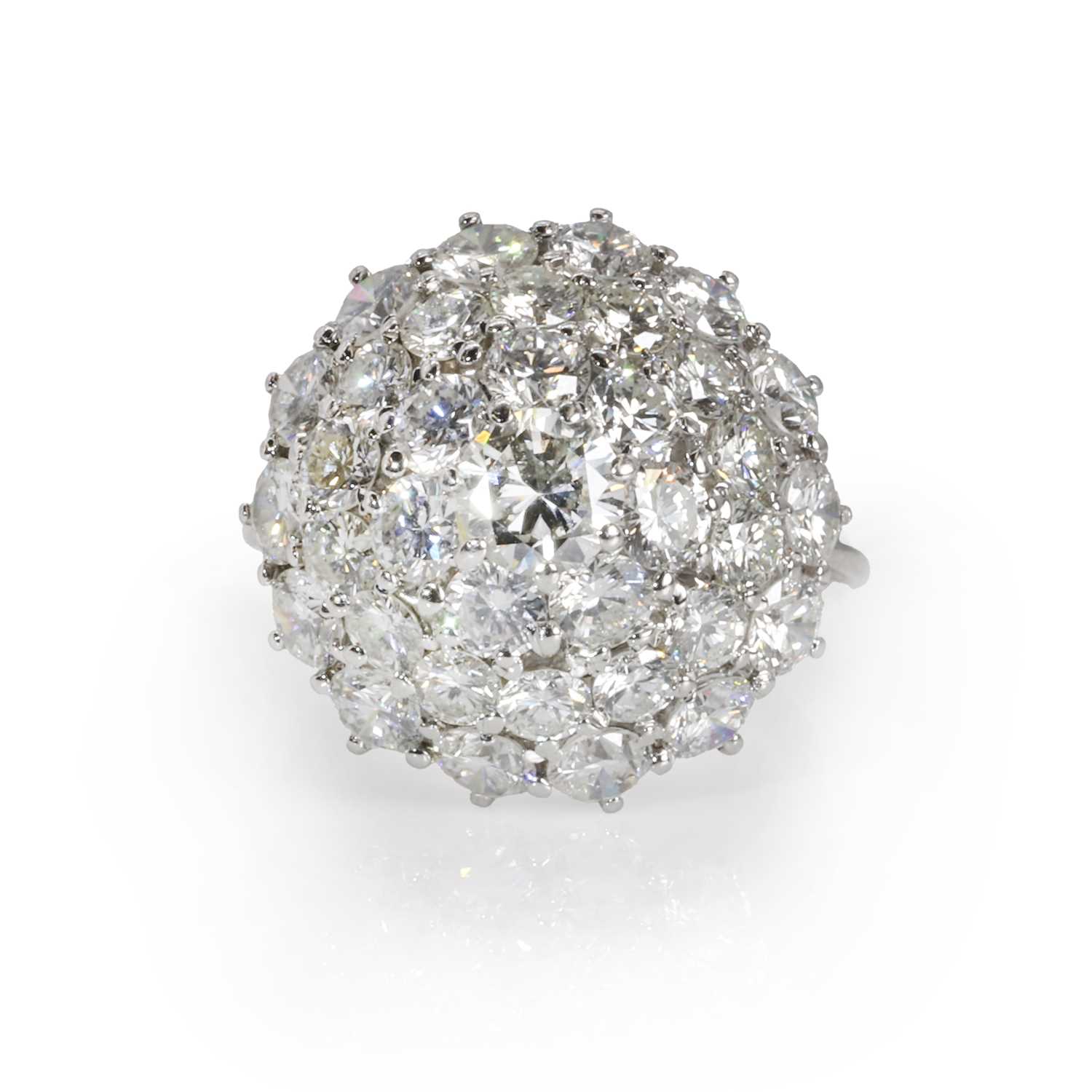 Lot 176 - A diamond bombé cluster ring