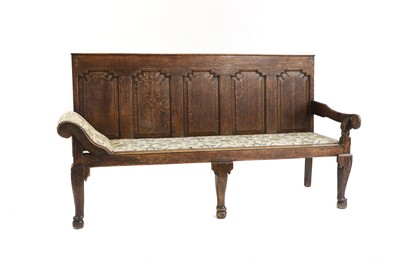 Lot 616 - An oak settle