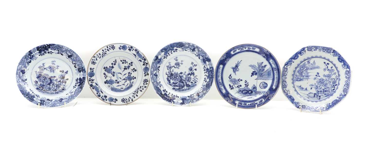 Lot 39 - A collection of Chinese export blue and white plates