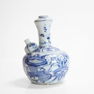 Lot 487 - A Chinese blue and white kendi