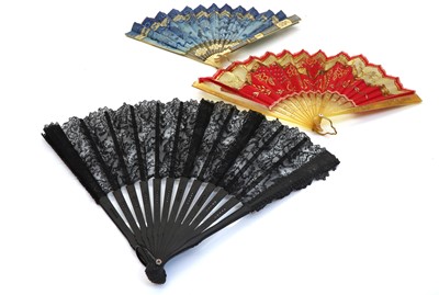 Lot 366 - An ebony and black lace fan