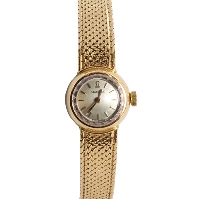 Lot 376 - An 18ct gold Omega ladies' mechanical bracelet watch