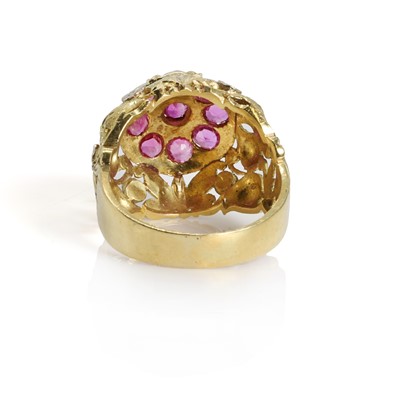 Lot 99 - An Italian gold ruby bombé ring, c.1960