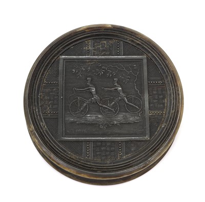 Lot 357 - An early cycling pressed horn snuff box