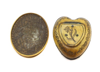 Lot 355 - A naive pressed horn snuff box