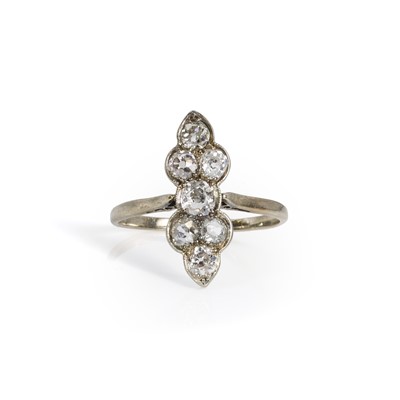 Lot 49 - An early 20th century diamond fingerline ring