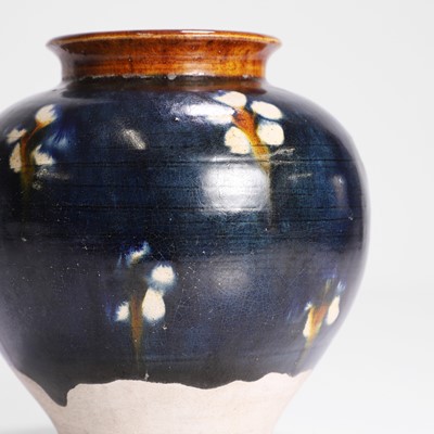 Lot 419 - A Chinese sancai-glazed earthenware jar