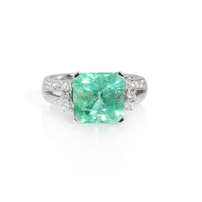 Lot 234 - A platinum emerald and diamond ring, by Iliana