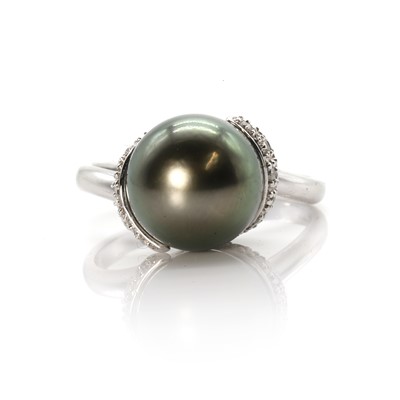 Lot 174 - A 9ct white gold Tahitian pearl and diamond ring