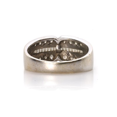Lot 51 - A white gold diamond ring