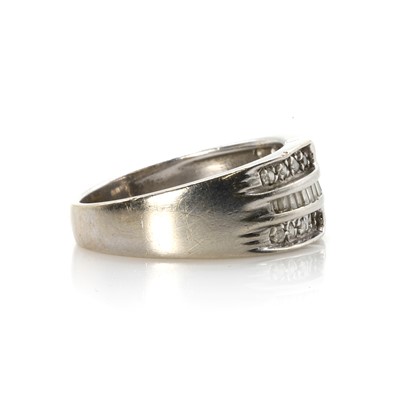 Lot 51 - A white gold diamond ring