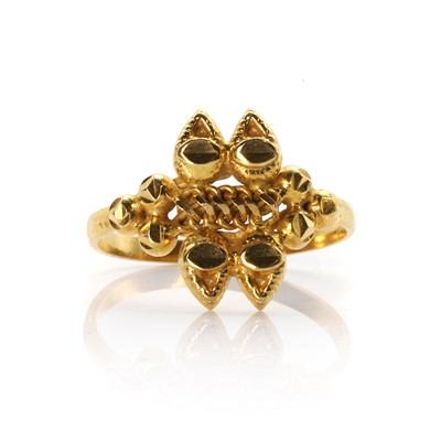 Lot 234 - An Indian gold ring