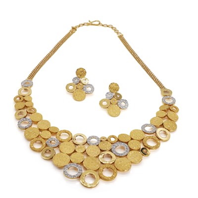 Lot 255 - A two tone high carat gold necklace and earring set