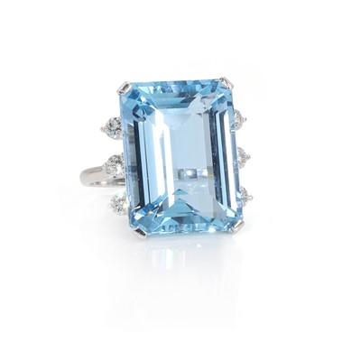 Lot 130 - An aquamarine and diamond cocktail ring