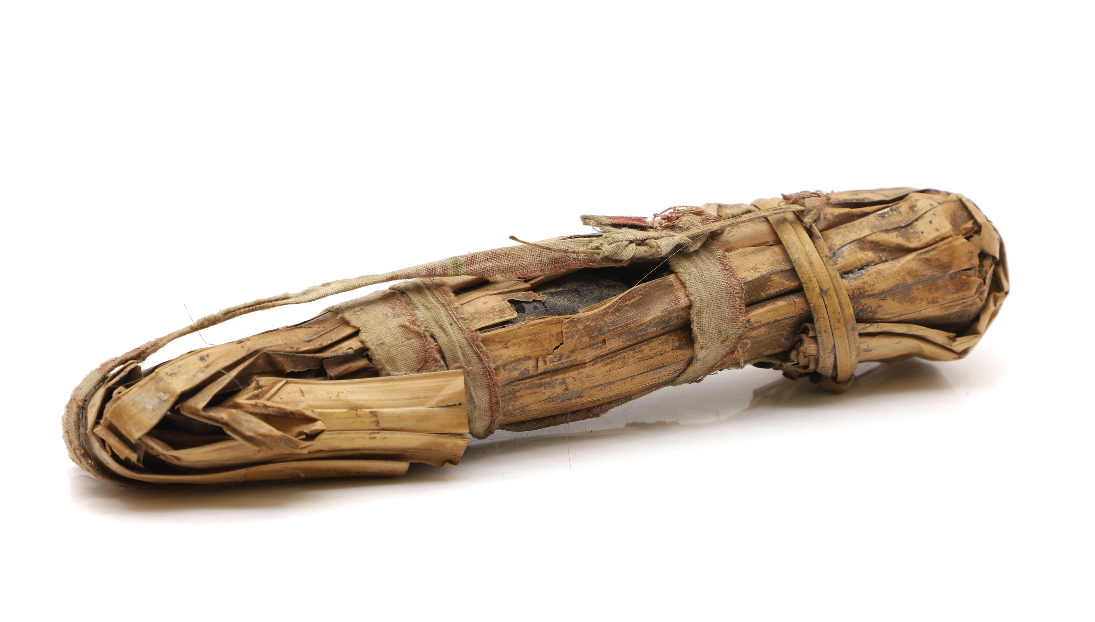 Lot 520 - A mummified object
