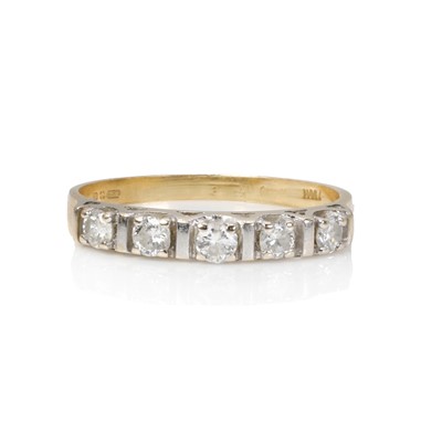 Lot 1089 - An 18ct gold diamond five stone ring