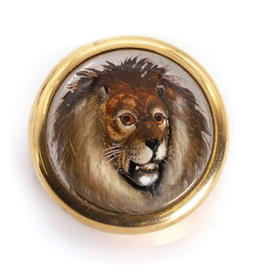 Lot 75 - An early 20th century reverse painted intaglio or Essex crystal lion brooch