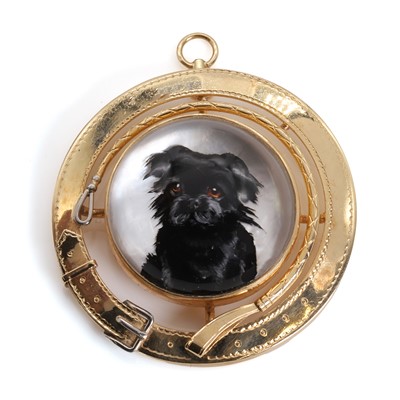 Lot 76 - A reverse painted intaglio or Essex crystal dog pendant