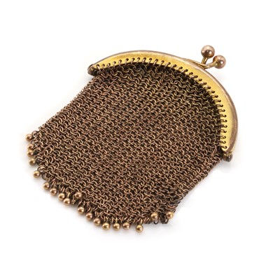 Lot 1059 - An early 20th century gold mesh purse