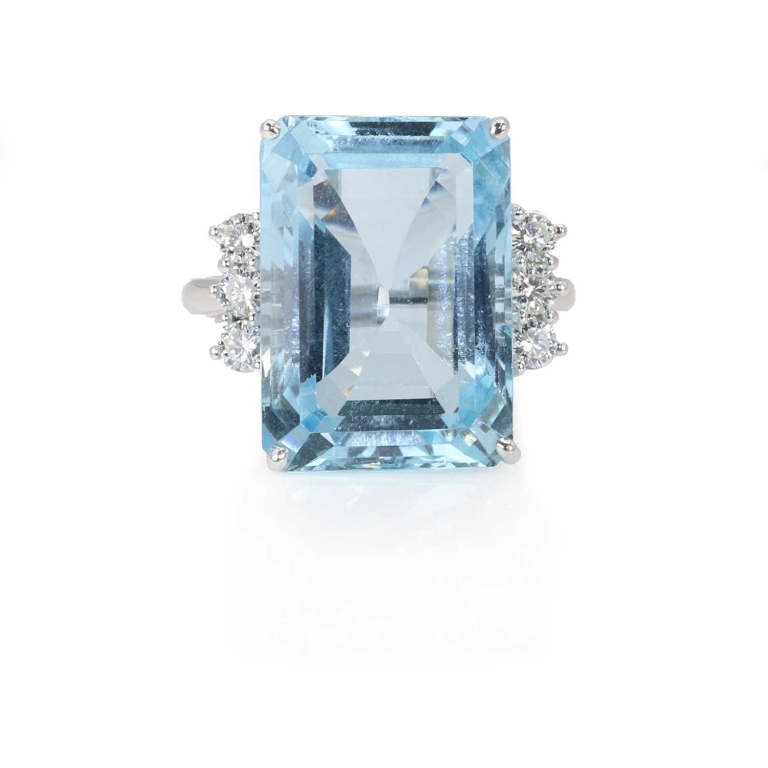 Lot 128 - An 18ct white gold aquamarine and diamond ring