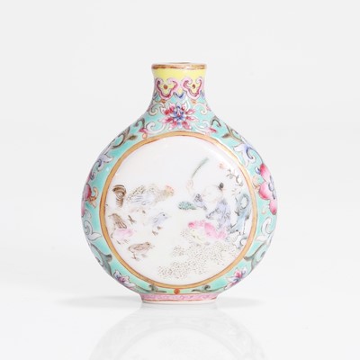 Lot 181 - A Chinese famille rose snuff bottle