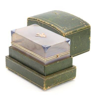 Lot 56 - An early 20th century agate, enamel and 18ct gold box, by Cartier