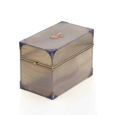 Lot 56 - An early 20th century agate, enamel and 18ct gold box, by Cartier