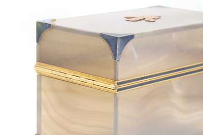 Lot 56 - An early 20th century agate, enamel and 18ct gold box, by Cartier