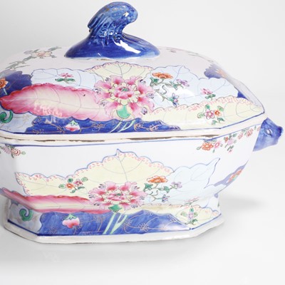 Lot 155 - A Chinese export famille rose 'tobacco leaf' tureen and cover