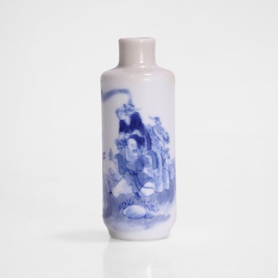 Lot 163 - A Chinese blue and white snuff bottle