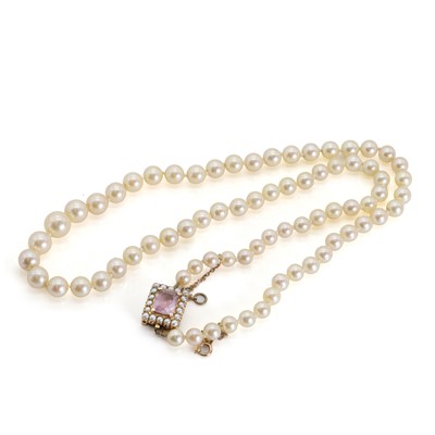 Lot 1203 - A single row graduated cultured pearl necklace