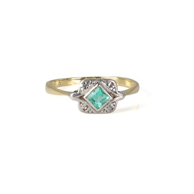 Lot 1062 - An Art Deco emerald and diamond plaque ring