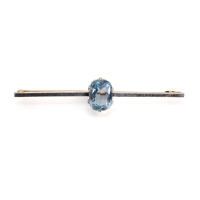 Lot 71 - A single stone aquamarine bar brooch, c.1930