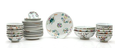 Lot 282 - A collection of Chinese famille rose bowls and plates