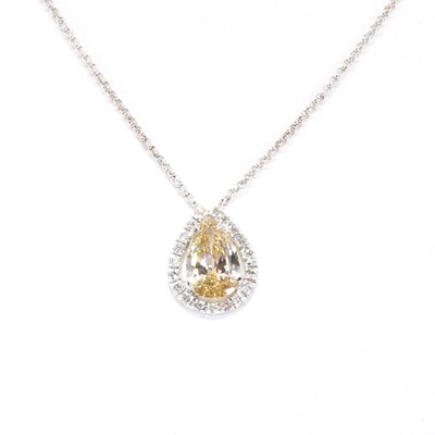 Lot 291 - †A colourless and fancy coloured diamond cluster necklace