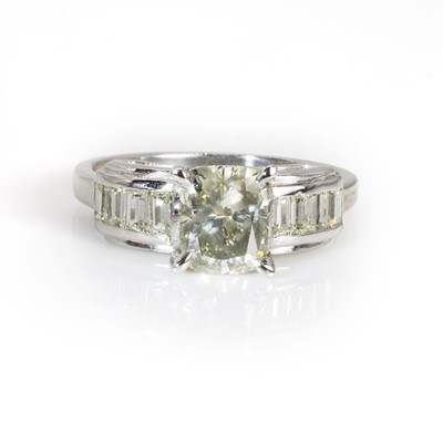 Lot 290 - †A colourless and fancy coloured diamond ring