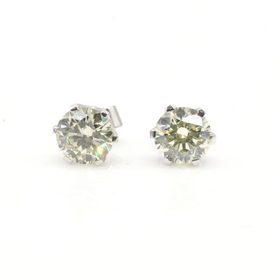 Lot 200 - †A pair of diamond stud earrings