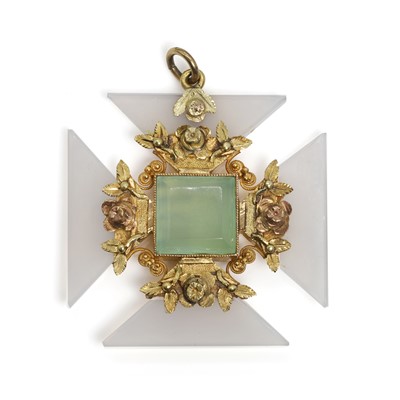 Lot 3 - A Georgian tri-colour gold and chalcedony Maltese cross pendant