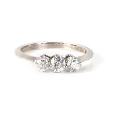 Lot 1117 - A three stone diamond ring