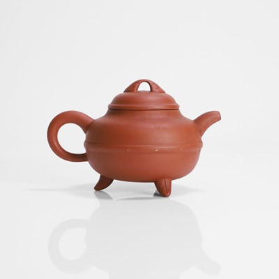 Lot 335 - A Chinese Yixing zisha teapot